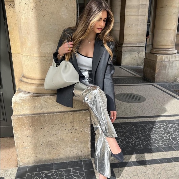 NWT Abercrombie & Fitch Vegan

Leather 90s Relaxed Pants Silver size 24 - Picture 3 of 9